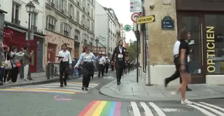 প্যারিসে খাবার হাতে ওয়েটারদের দৌড় প্রতিযোগিতা